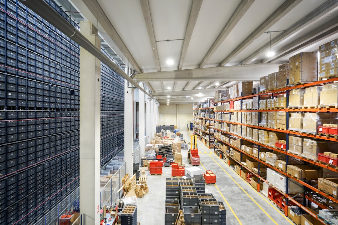 a-large-warehouse-filled-with-lots-of-boxes-acra9fmt8y